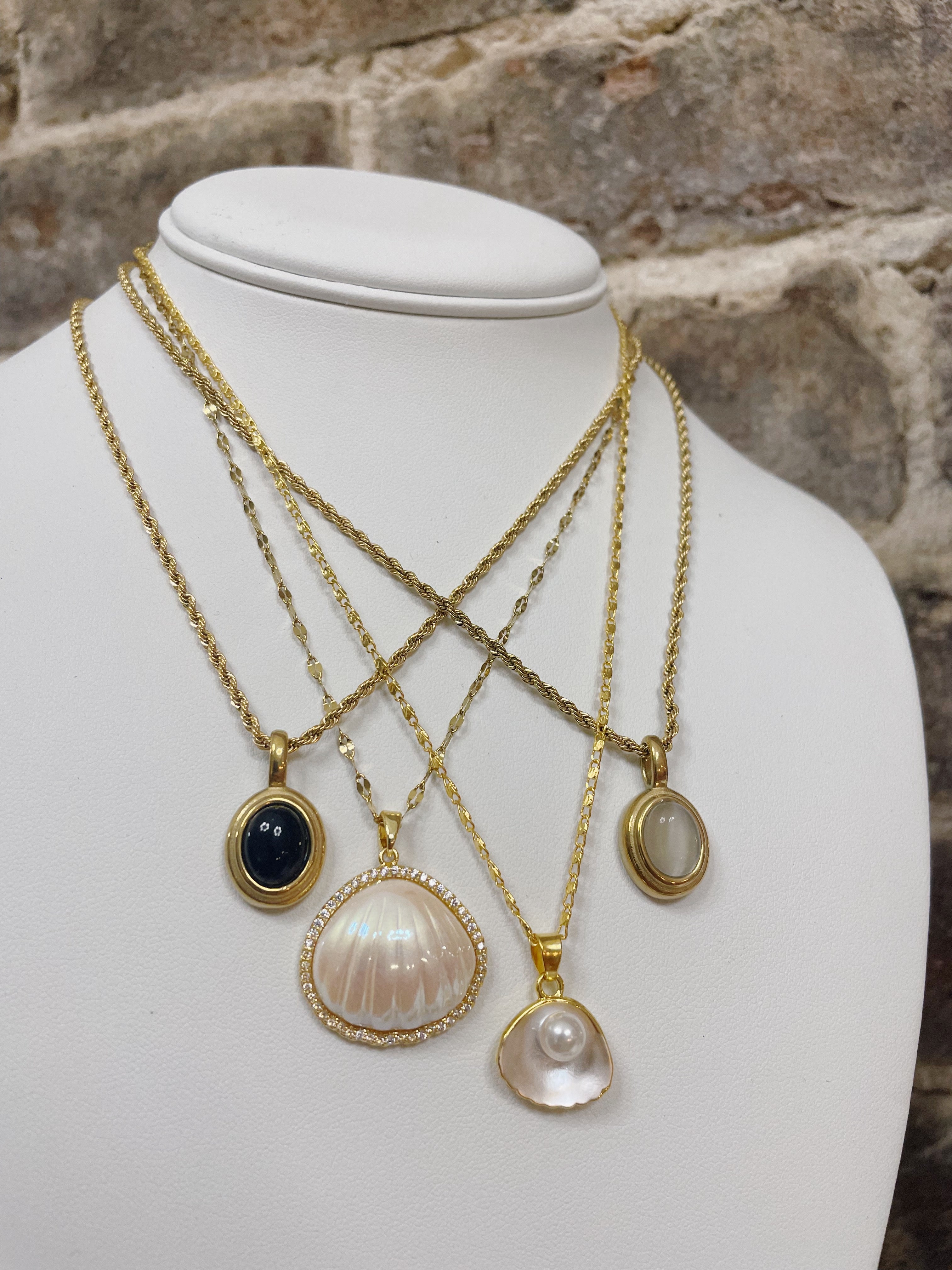 Pearl Clam Necklace - Gold