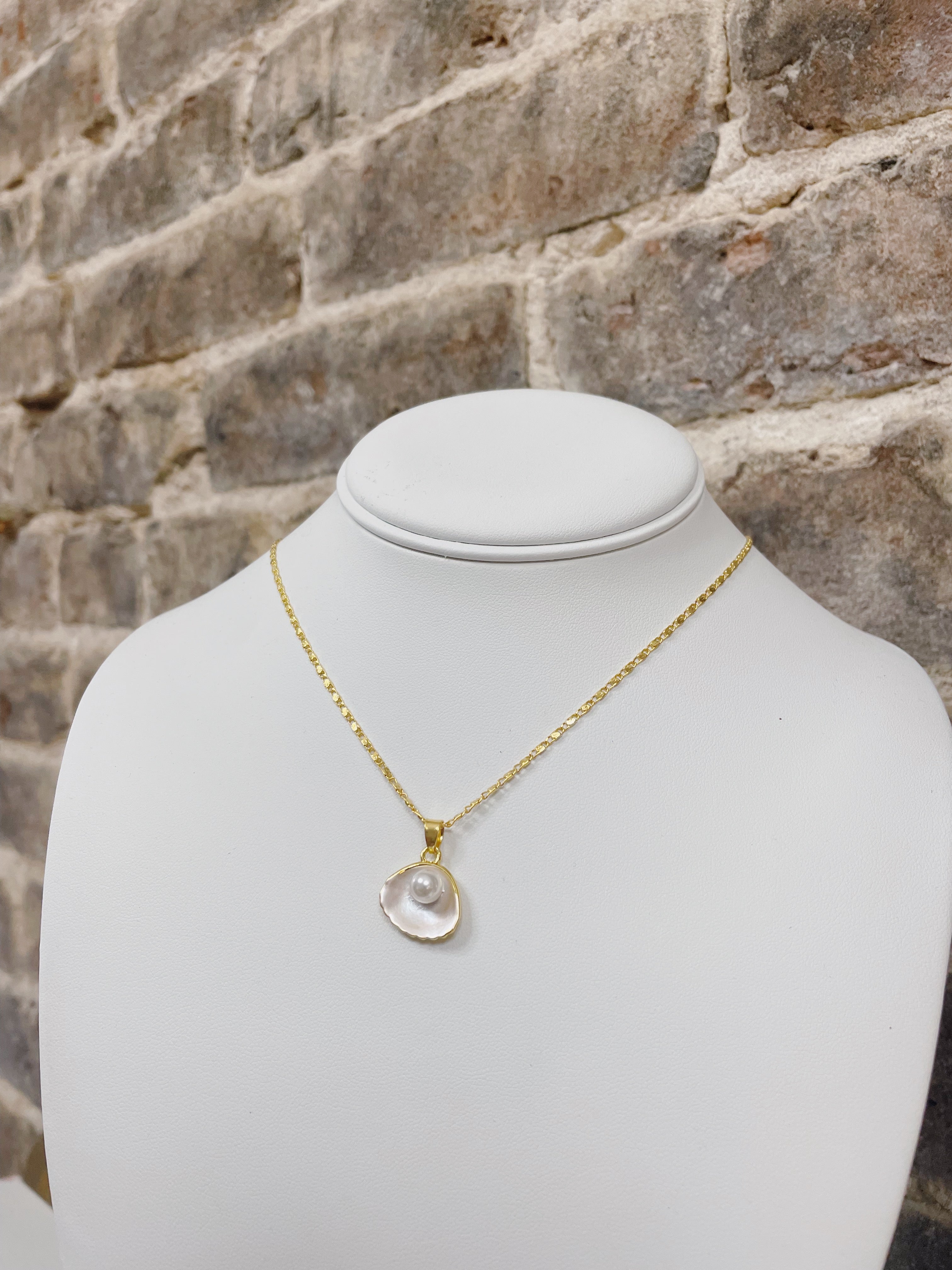 Pearl Clam Necklace - Gold
